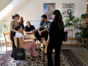 Horizonte Kursteilnehmende bei Horizonte lachen und genießen gemeinsam die Kaffeepause.